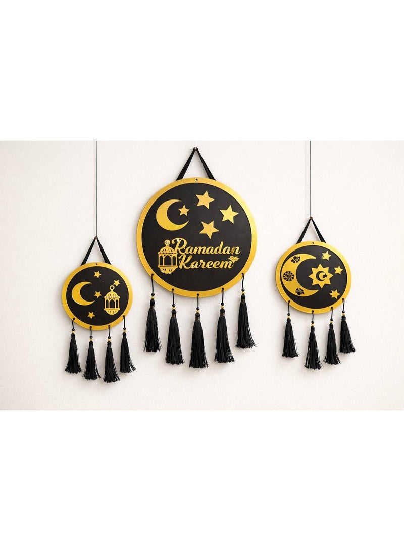 ثلاث قطع من اللافتات الدائرية لتزيين الجدران والأبواب، لافتات ترحيبية خشبية لشهر رمضان، لوحة سوداء وذهبية معلقة على الحائط - Image 2